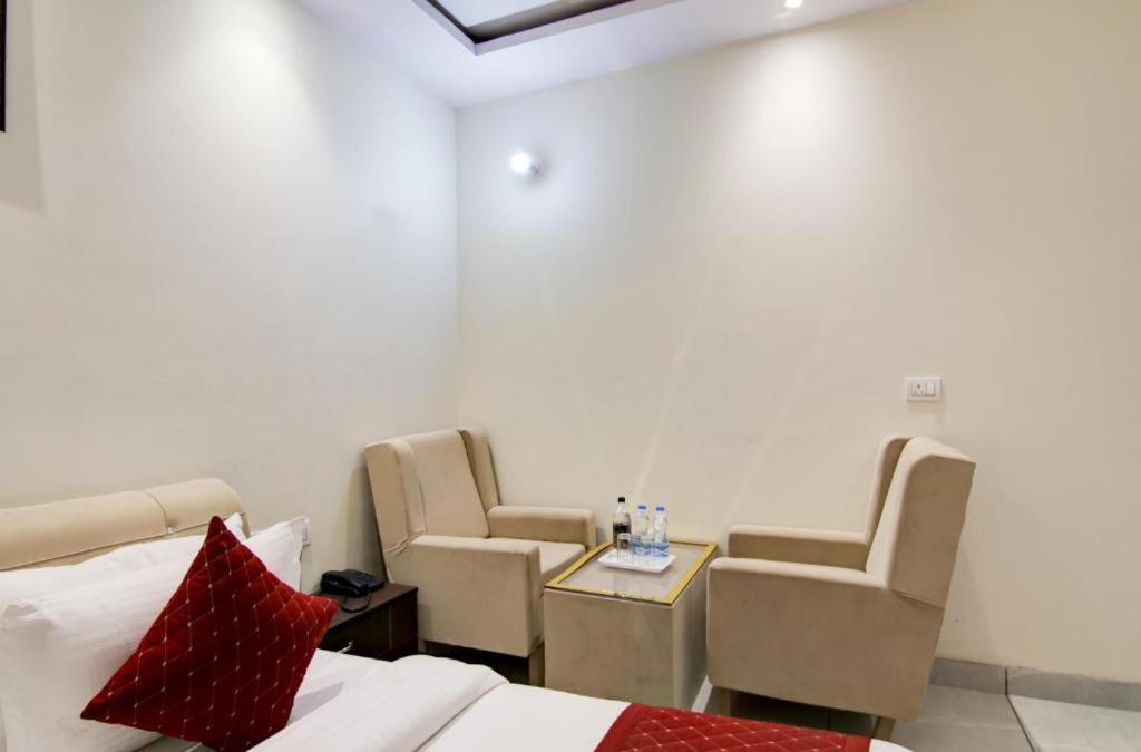 Hotel Roma Deluxe - New Delhi Railway Station Bagian luar foto